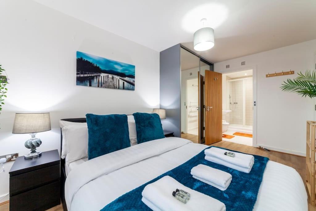 Apartamento Perfect For Long Business & Family Guests! Parking Stratford Sleeps 6 Guests! Wifi & Netflix Londres