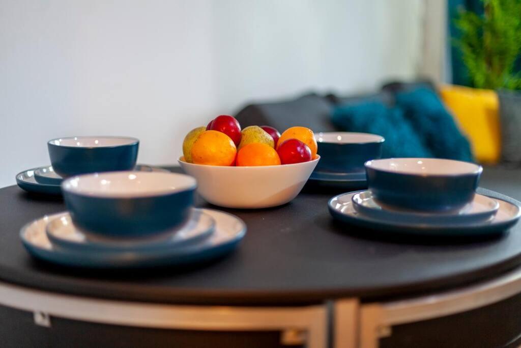 Perfect For Long Business & Family Guests! Parking Stratford Sleeps 6 Guests! Wifi & Netflix Londres