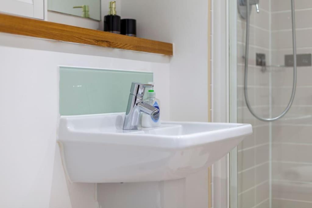 Apartamento Perfect For Long Business & Family Guests! Parking Stratford Sleeps 6 Guests! Wifi & Netflix Londres