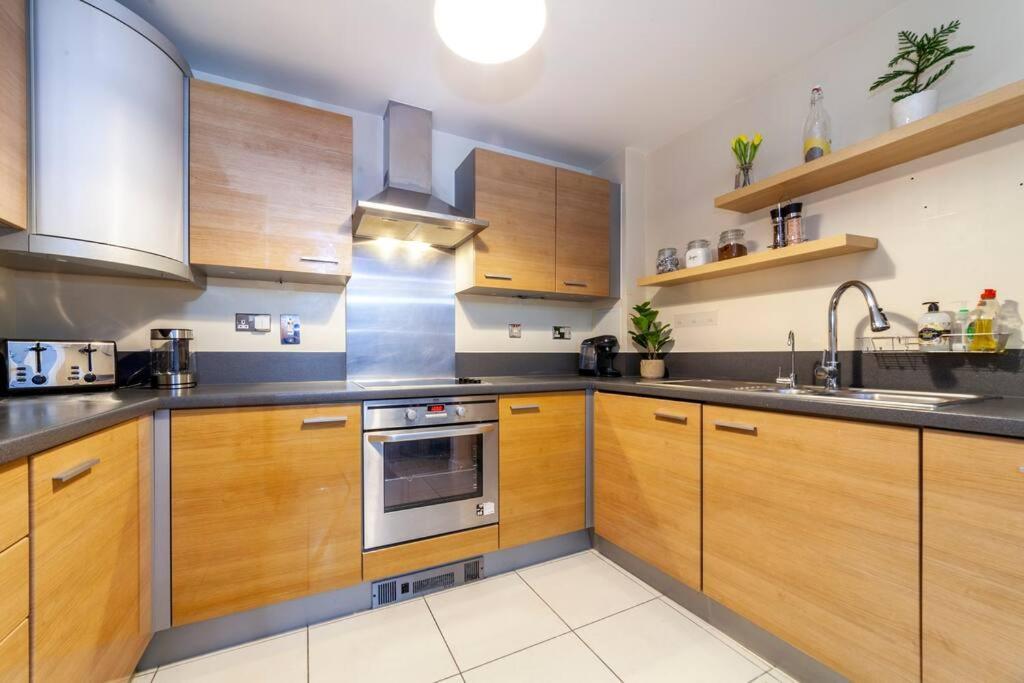 Apartamento Perfect For Long Business & Family Guests! Parking Stratford Sleeps 6 Guests! Wifi & Netflix