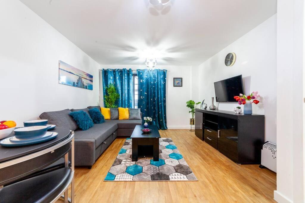 Perfect For Long Business & Family Guests! Parking Stratford Sleeps 6 Guests! Wifi & Netflix Apartamento Londres