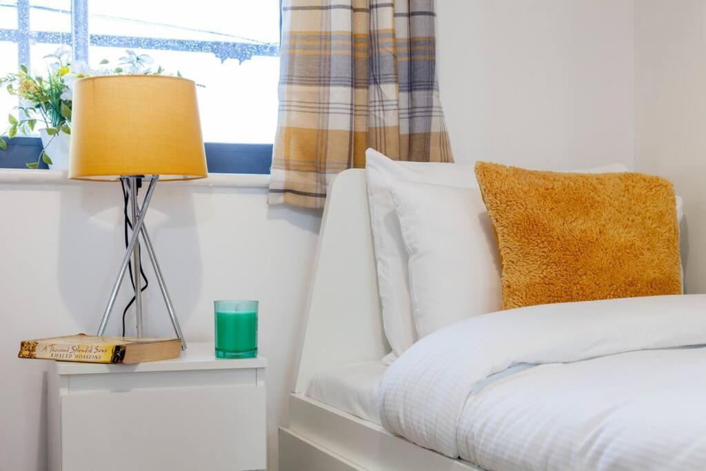 Apartamento Perfect For Long Business & Family Guests! Parking Stratford Sleeps 6 Guests! Wifi & Netflix Londres