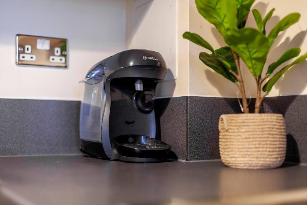 Perfect For Long Business & Family Guests! Parking Stratford Sleeps 6 Guests! Wifi & Netflix *