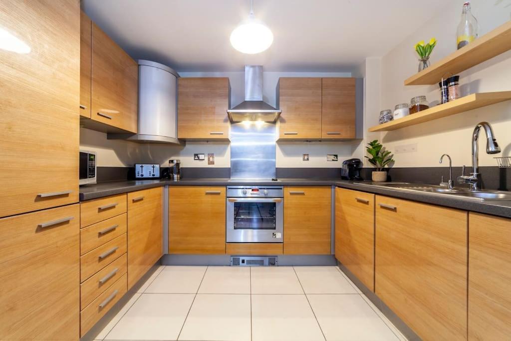 Apartamento Perfect For Long Business & Family Guests! Parking Stratford Sleeps 6 Guests! Wifi & Netflix Londres