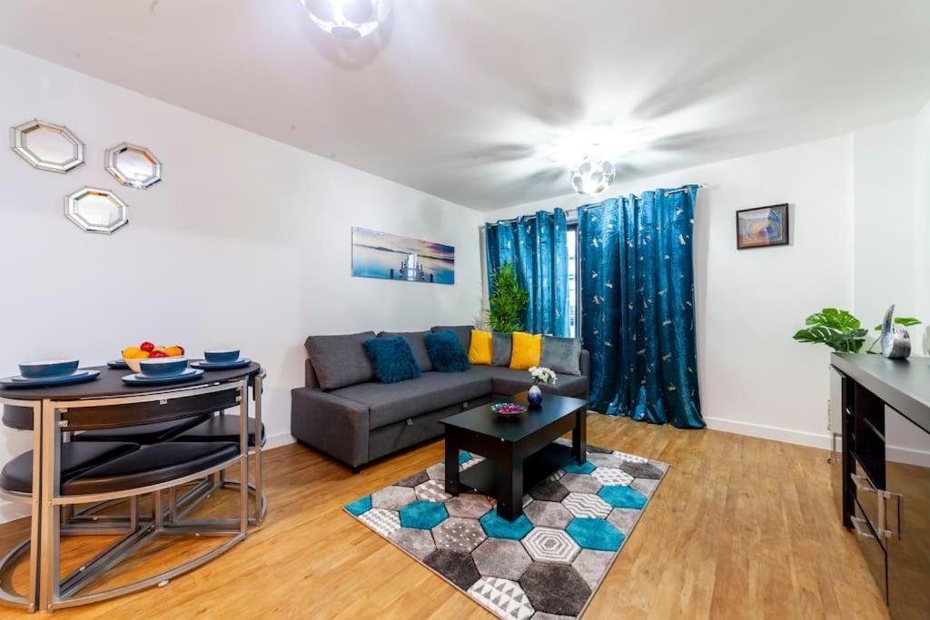 Perfect For Long Business & Family Guests! Parking Stratford Sleeps 6 Guests! Wifi & Netflix Londres