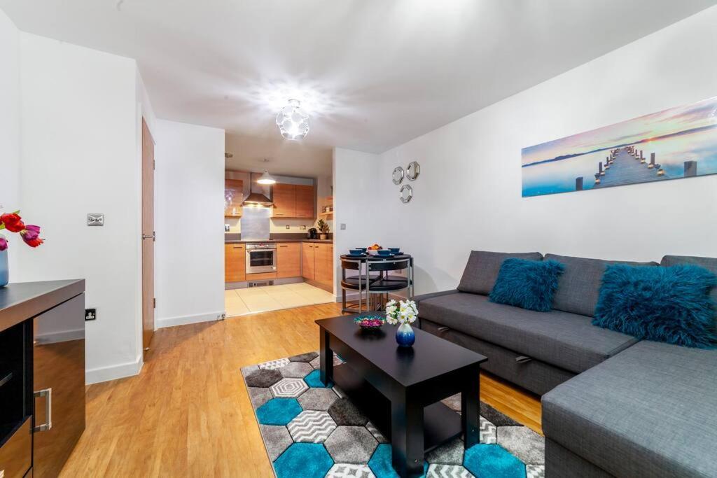 Perfect For Long Business & Family Guests! Parking Stratford Sleeps 6 Guests! Wifi & Netflix Apartamento