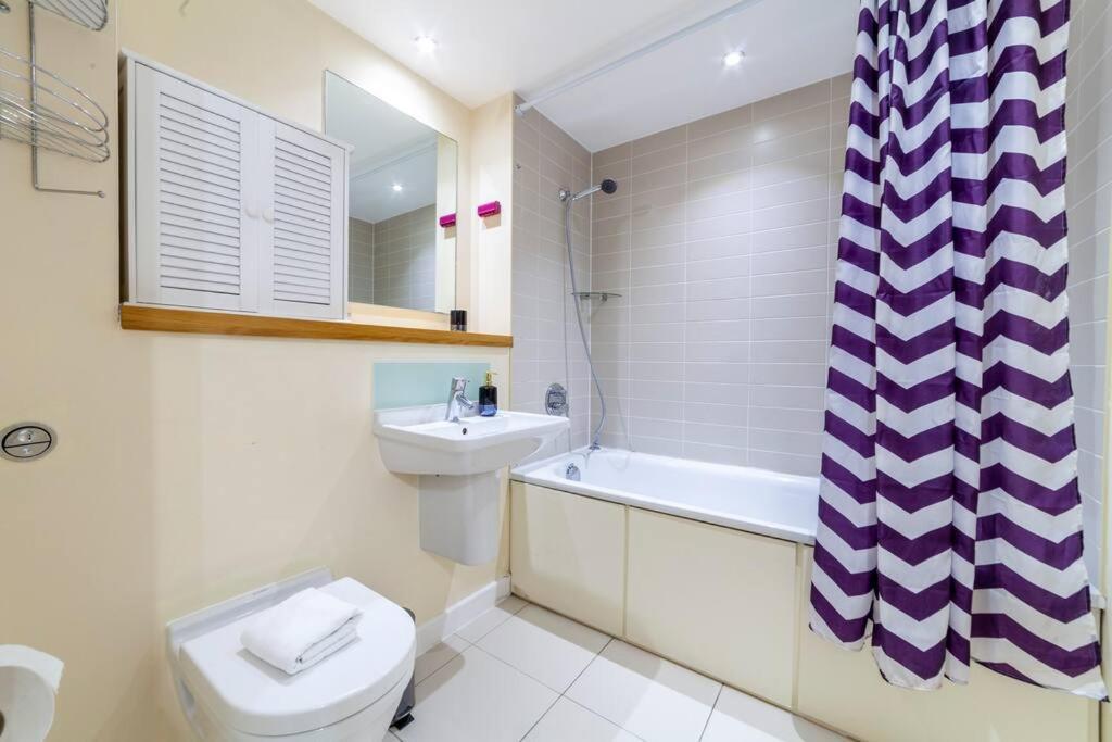 Perfect For Long Business & Family Guests! Parking Stratford Sleeps 6 Guests! Wifi & Netflix
