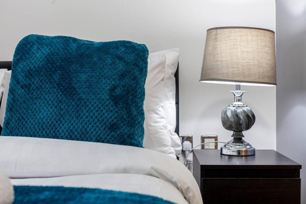 Perfect For Long Business & Family Guests! Parking Stratford Sleeps 6 Guests! Wifi & Netflix Londres