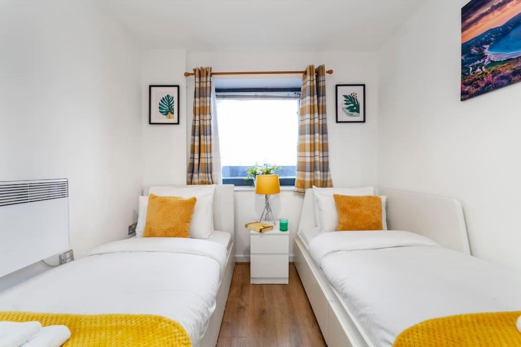 Perfect For Long Business & Family Guests! Parking Stratford Sleeps 6 Guests! Wifi & Netflix Apartamento *