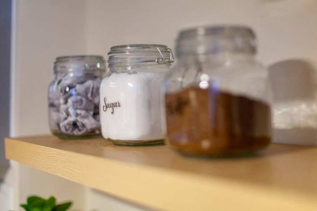 Perfect For Long Business & Family Guests! Parking Stratford Sleeps 6 Guests! Wifi & Netflix *