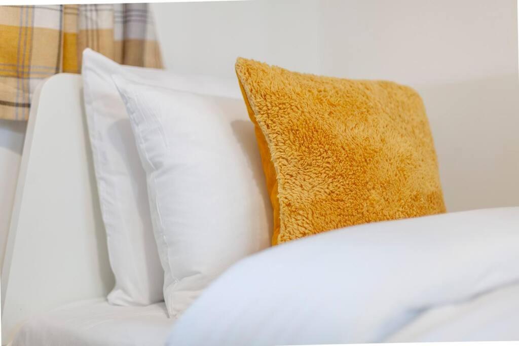 Perfect For Long Business & Family Guests! Parking Stratford Sleeps 6 Guests! Wifi & Netflix Apartamento *