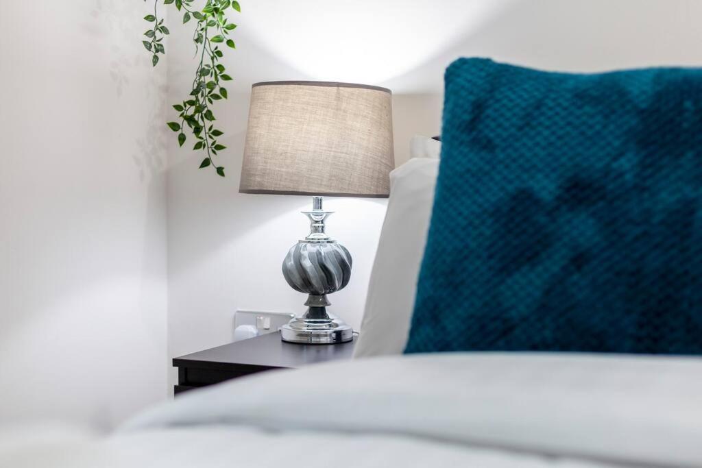 Apartamento Perfect For Long Business & Family Guests! Parking Stratford Sleeps 6 Guests! Wifi & Netflix Londres