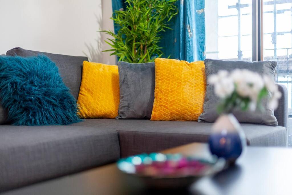 Perfect For Long Business & Family Guests! Parking Stratford Sleeps 6 Guests! Wifi & Netflix Apartamento Londres