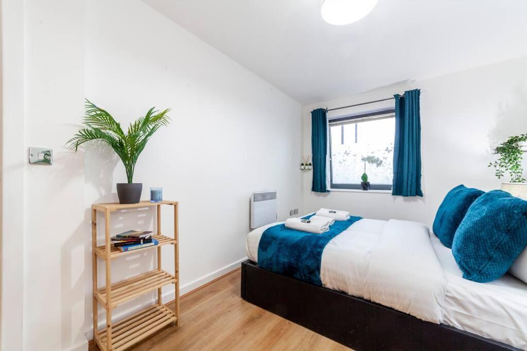 Perfect For Long Business & Family Guests! Parking Stratford Sleeps 6 Guests! Wifi & Netflix Apartamento