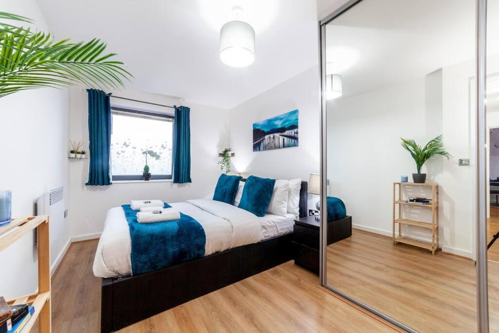 Perfect For Long Business & Family Guests! Parking Stratford Sleeps 6 Guests! Wifi & Netflix Apartamento *